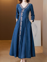 Lässiges blaues Maxikleid mit V-Ausschnitt, Druckknopf und Schärpen aus Seiden-Denim, lange Ärmel